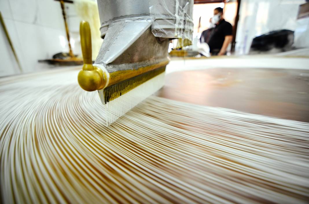 Konya'da geleneksel yöntemlerle üretilen tel kadayıf sofraları tatlandırıyor 4