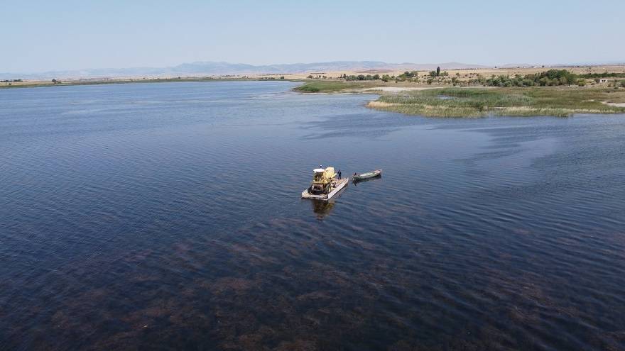 Konya'da biçerdöver göl sularında yüzdürülerek karşı kıyıya taşındı 2