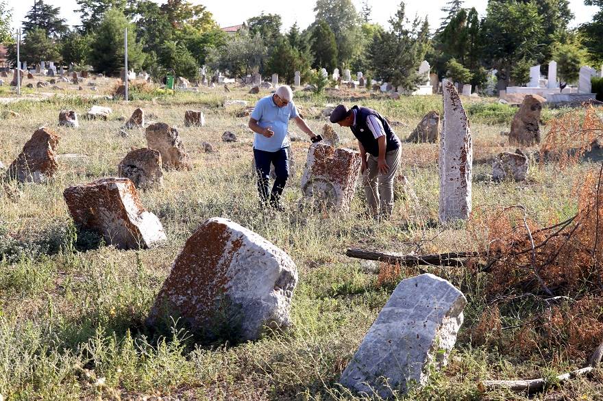 Geçmişi 2 bin yıl öncesine dayanan mezarlık arkeoloji müzesini andırıyor 2