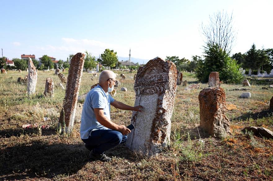 Geçmişi 2 bin yıl öncesine dayanan mezarlık arkeoloji müzesini andırıyor 3