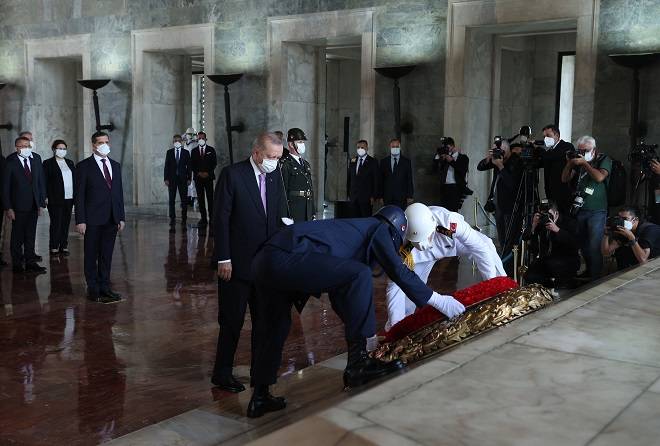 Cumhurbaşkanı Erdoğan başkanlığındaki devlet erkanı, Anıtkabir'i ziyaret etti 12