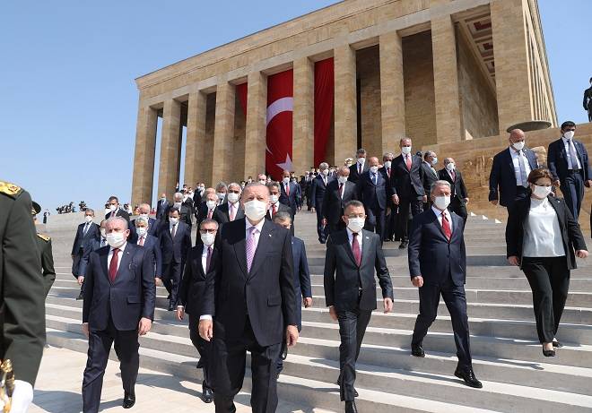 Cumhurbaşkanı Erdoğan başkanlığındaki devlet erkanı, Anıtkabir'i ziyaret etti 14