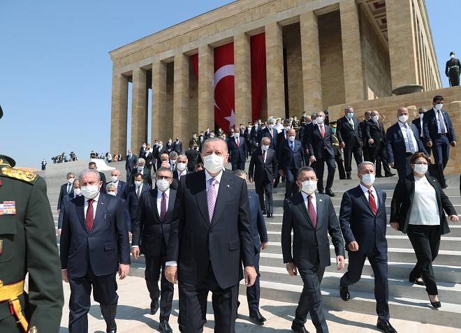 Cumhurbaşkanı Erdoğan başkanlığındaki devlet erkanı, Anıtkabir'i ziyaret etti 15