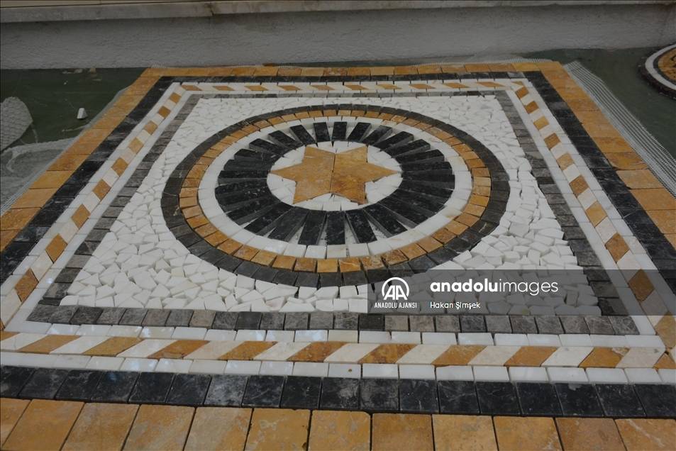 Evinin altındaki Mermer Mozaik Atölyesinde 500 bin taş koyarak Mermer Mozaik Halı yaptılar 1