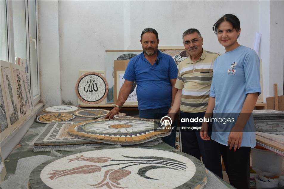 Evinin altındaki Mermer Mozaik Atölyesinde 500 bin taş koyarak Mermer Mozaik Halı yaptılar 3