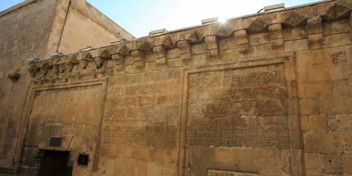845 yıllık Mardin Ulu Cami'nin duvarındaki "Vergi Muafiyet Kitabesi" ilgi görüyor