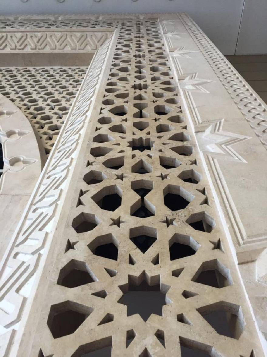 İslam taş işleme sanatının geometrik şekillerini elleriyle mermere işliyor 7