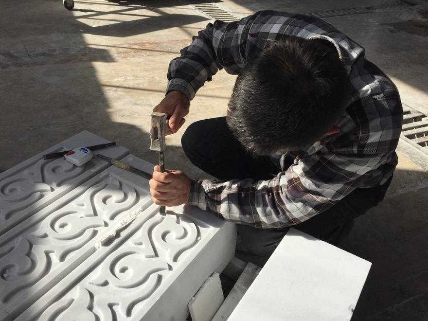 İslam taş işleme sanatının geometrik şekillerini elleriyle mermere işliyor 9