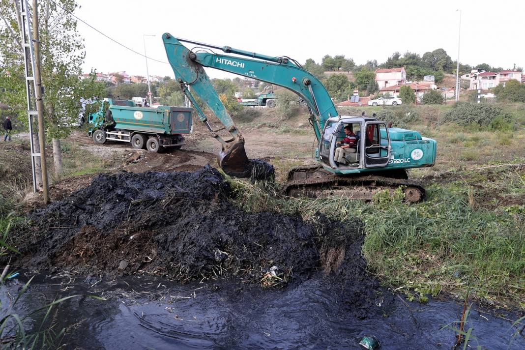 Edirne'de yosun ve çöplerle kaplı tahliye kanalında temizlik çalışması başlatıldı 10