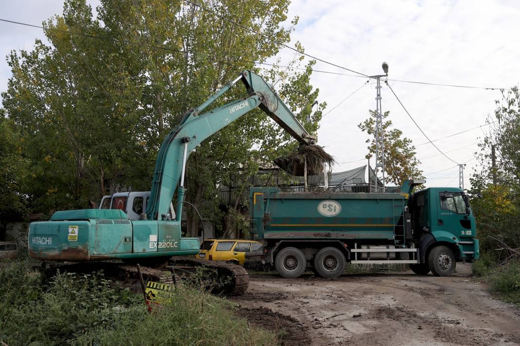 Edirne'de yosun ve çöplerle kaplı tahliye kanalında temizlik çalışması başlatıldı 11