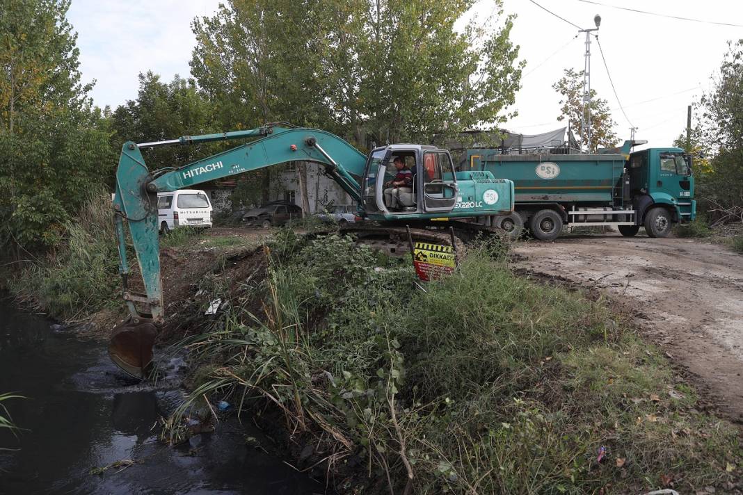 Edirne'de yosun ve çöplerle kaplı tahliye kanalında temizlik çalışması başlatıldı 12