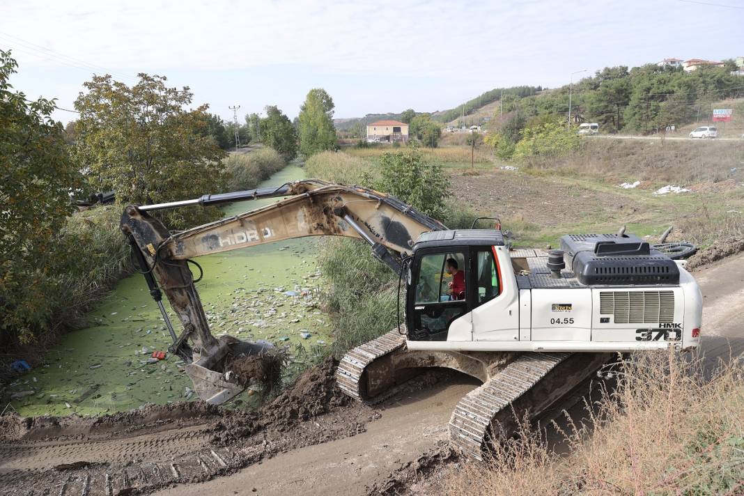Edirne'de yosun ve çöplerle kaplı tahliye kanalında temizlik çalışması başlatıldı 6