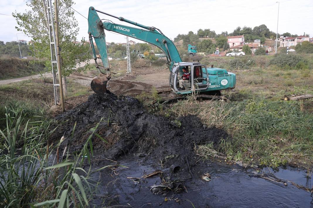 Edirne'de yosun ve çöplerle kaplı tahliye kanalında temizlik çalışması başlatıldı 8
