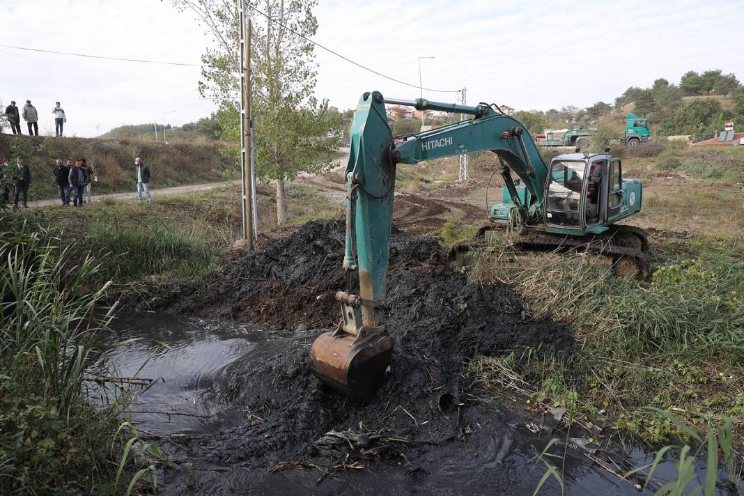 Edirne'de yosun ve çöplerle kaplı tahliye kanalında temizlik çalışması başlatıldı 9