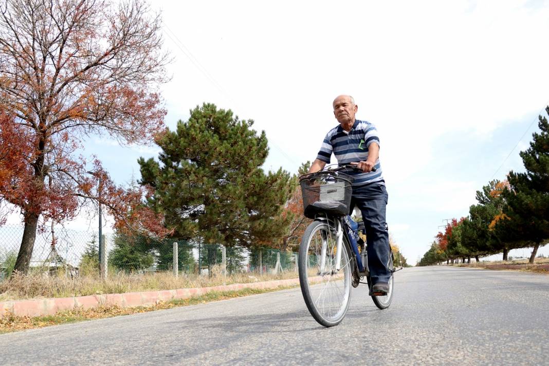 Bisikletten inmeyen "ihtiyar delikanlı" çevreyi temizleyip sokak hayvanlarını besliyor 2