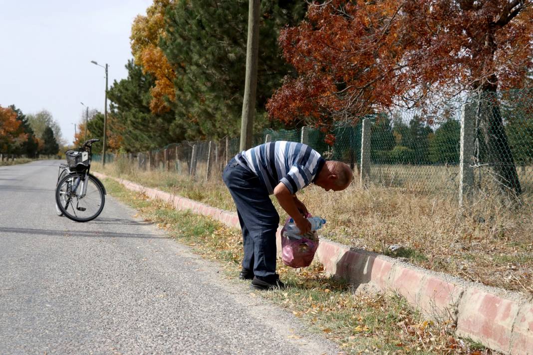 Bisikletten inmeyen "ihtiyar delikanlı" çevreyi temizleyip sokak hayvanlarını besliyor 4