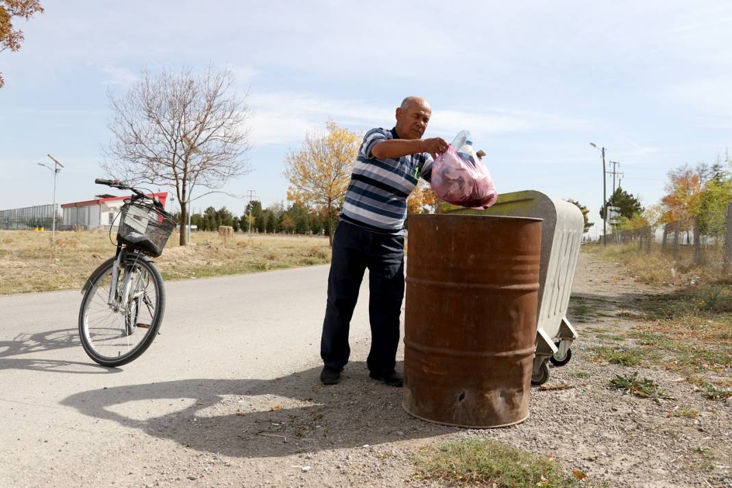 Bisikletten inmeyen "ihtiyar delikanlı" çevreyi temizleyip sokak hayvanlarını besliyor 7