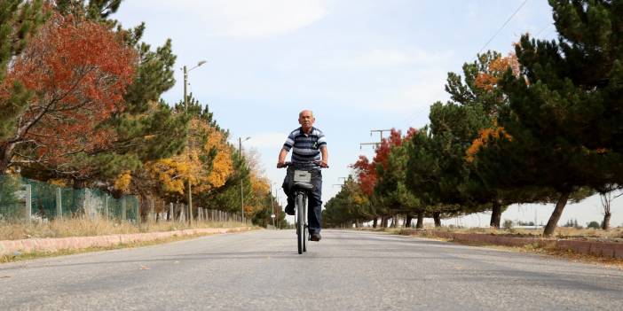 Bisikletten inmeyen "ihtiyar delikanlı" çevreyi temizleyip sokak hayvanlarını besliyor