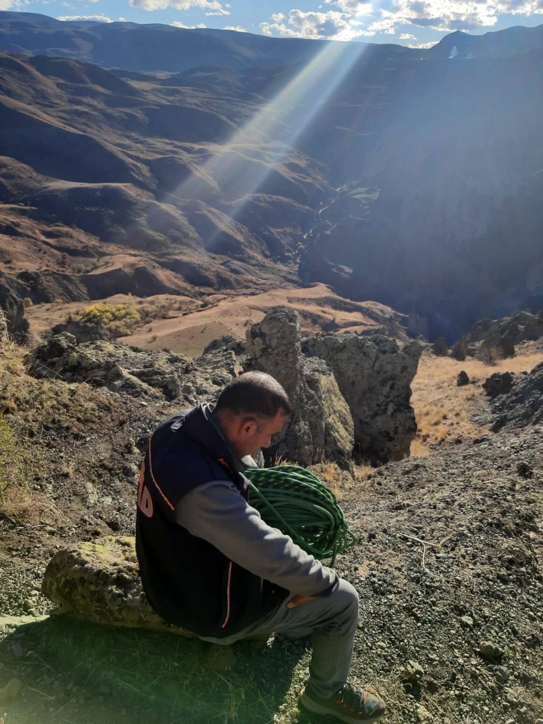 Iğdır'da kayalıklarda mahsur kalan koyunları AFAD ekipleri kurtardı 6