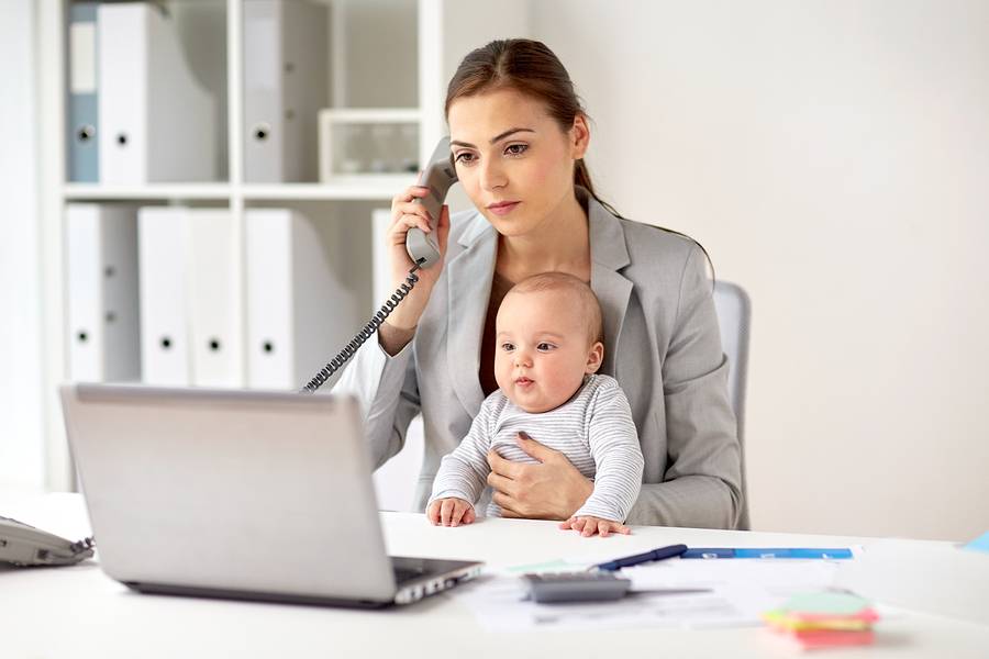 Bebeğiyle işe gelen anneye patrondan inanılmaz destek 3
