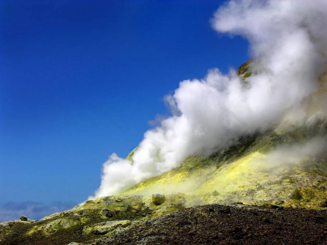 Dünya genelinde volkanik dağlar harekete geçti 7