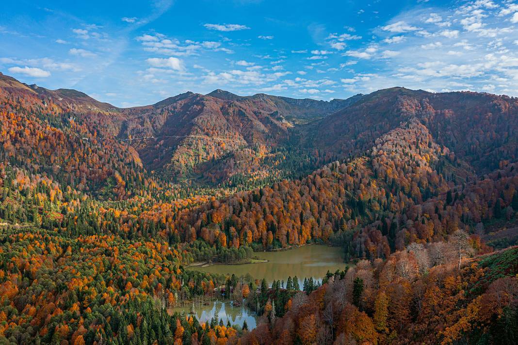 Borçka Karagöl Tabiat Parkı sonbahar renkleriyle büyülüyor 4