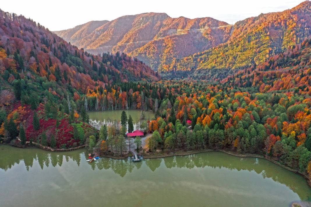 Borçka Karagöl Tabiat Parkı sonbahar renkleriyle büyülüyor 3