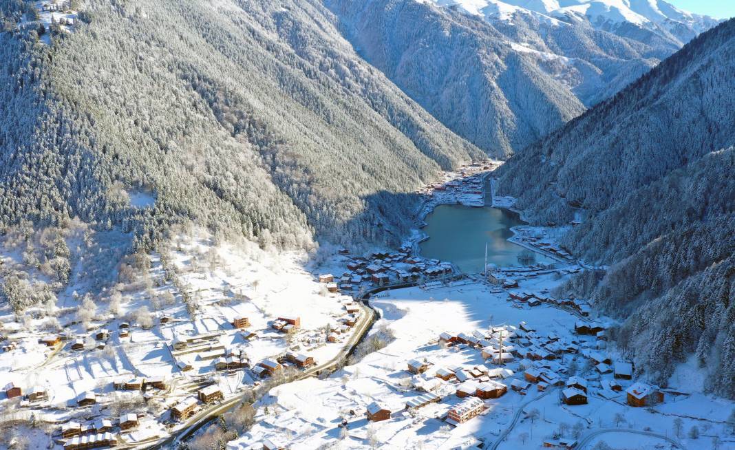 Yağış nedeniyle Uzungöl beyaz örtüyle kaplandı 1