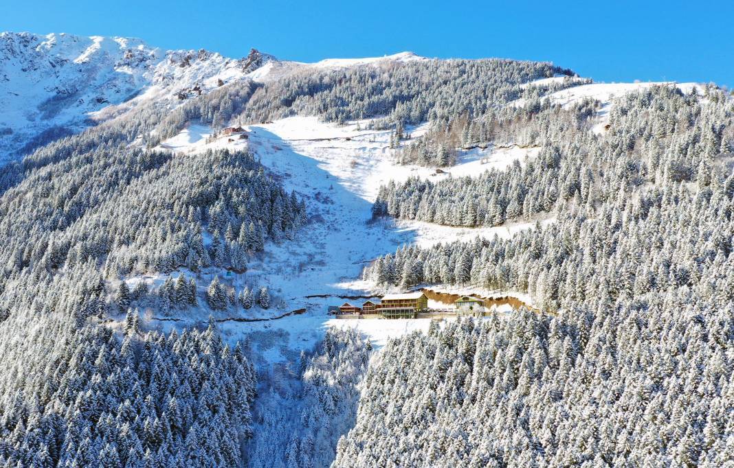 Yağış nedeniyle Uzungöl beyaz örtüyle kaplandı 6