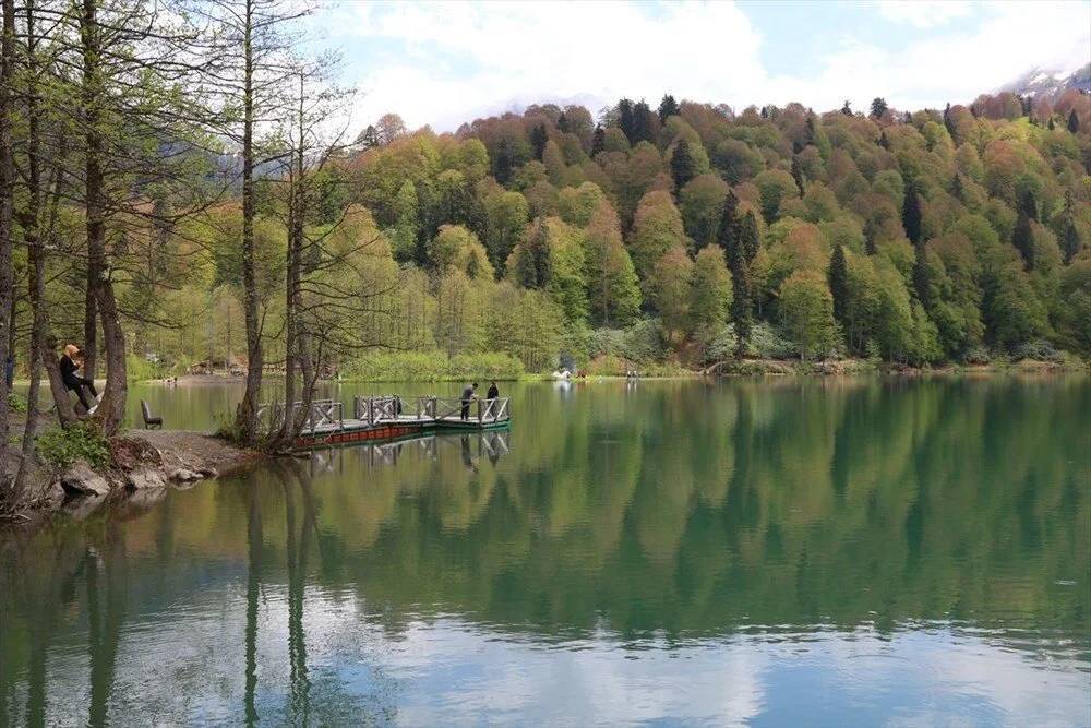 Borçka Karagöl Tabiat Parkı sonbahar renkleriyle büyülüyor 6
