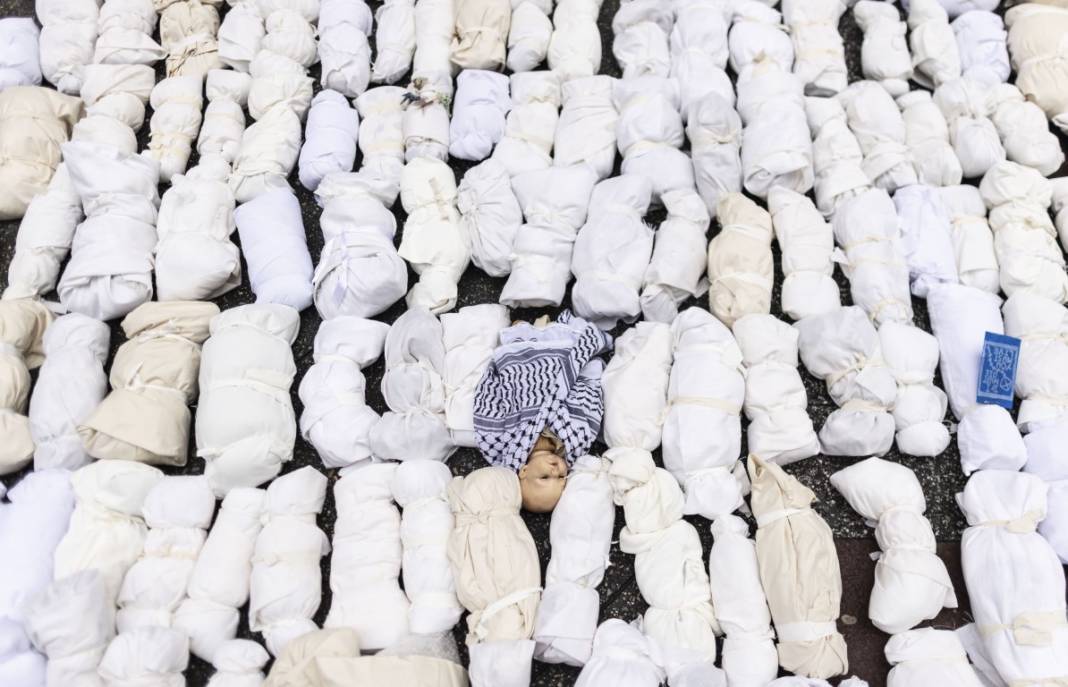 Yüzlerce kişi bebek maketleriyle Gazze için yürüdü 2
