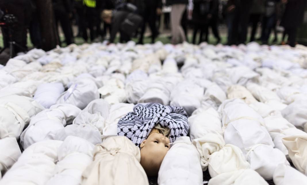 Yüzlerce kişi bebek maketleriyle Gazze için yürüdü 5