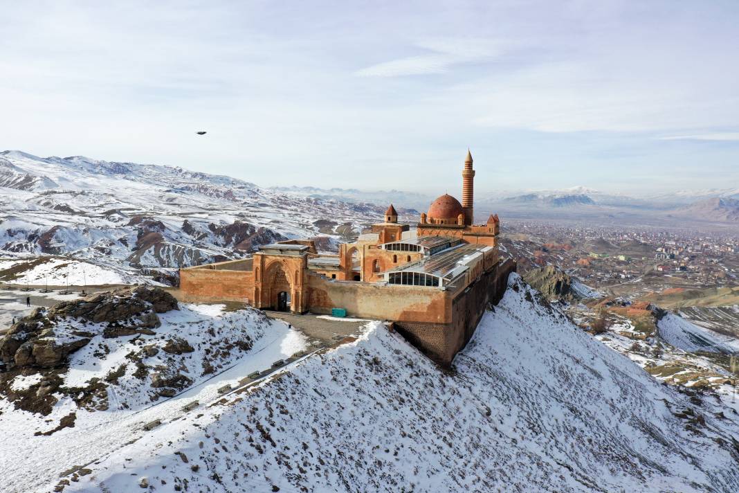 Doğubayazıt'ın simgesi İshak Paşa Sarayı turizmde rekora koşuyor 6