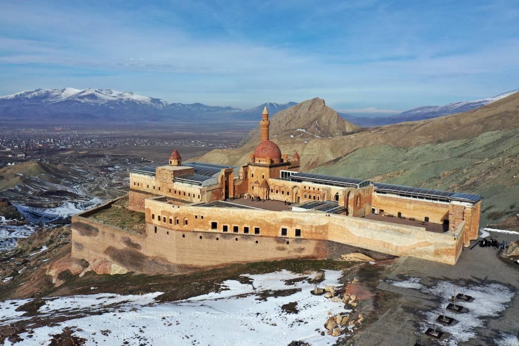 Doğubayazıt'ın simgesi İshak Paşa Sarayı turizmde rekora koşuyor 7