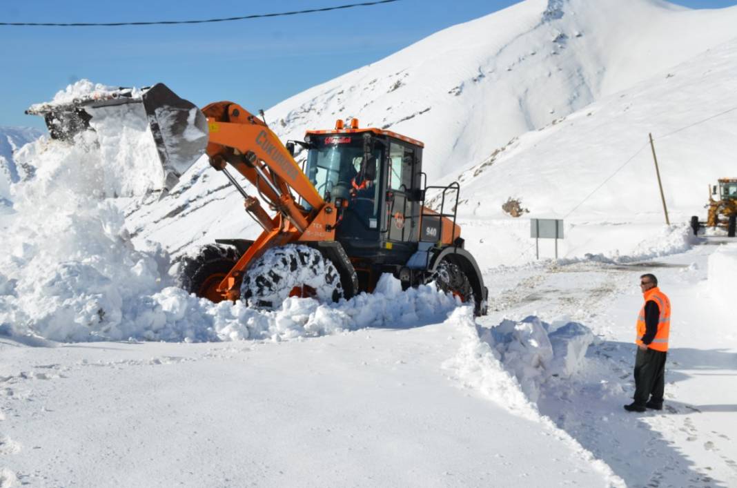 Uludere'de 2 metre kar geçidi 15 gündür kapatıyor 2