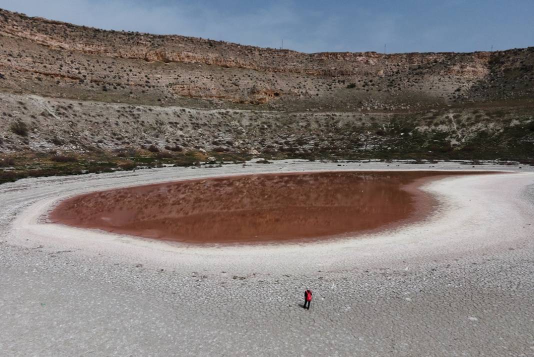 Konya'da şaşkına çeviren görüntü! Göl kızıla döndü 5