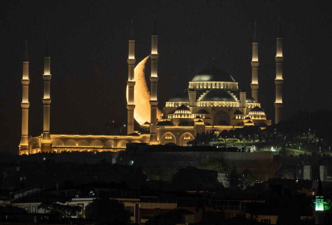 İstanbul'da hilal Büyük Çamlıca Camisi ile buluştu 2