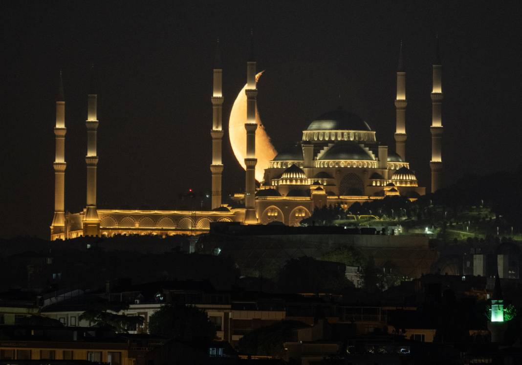 İstanbul'da hilal Büyük Çamlıca Camisi ile buluştu 1