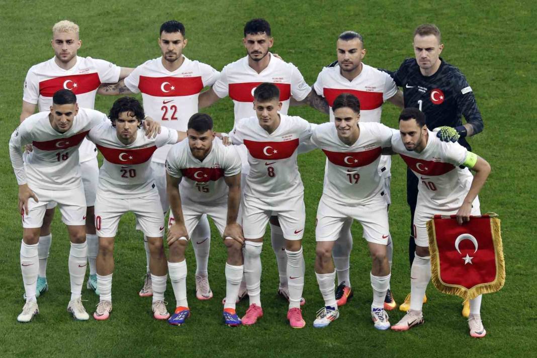 Türk taraftarlar statta UEFA'ya gereken cevabı verdi 13