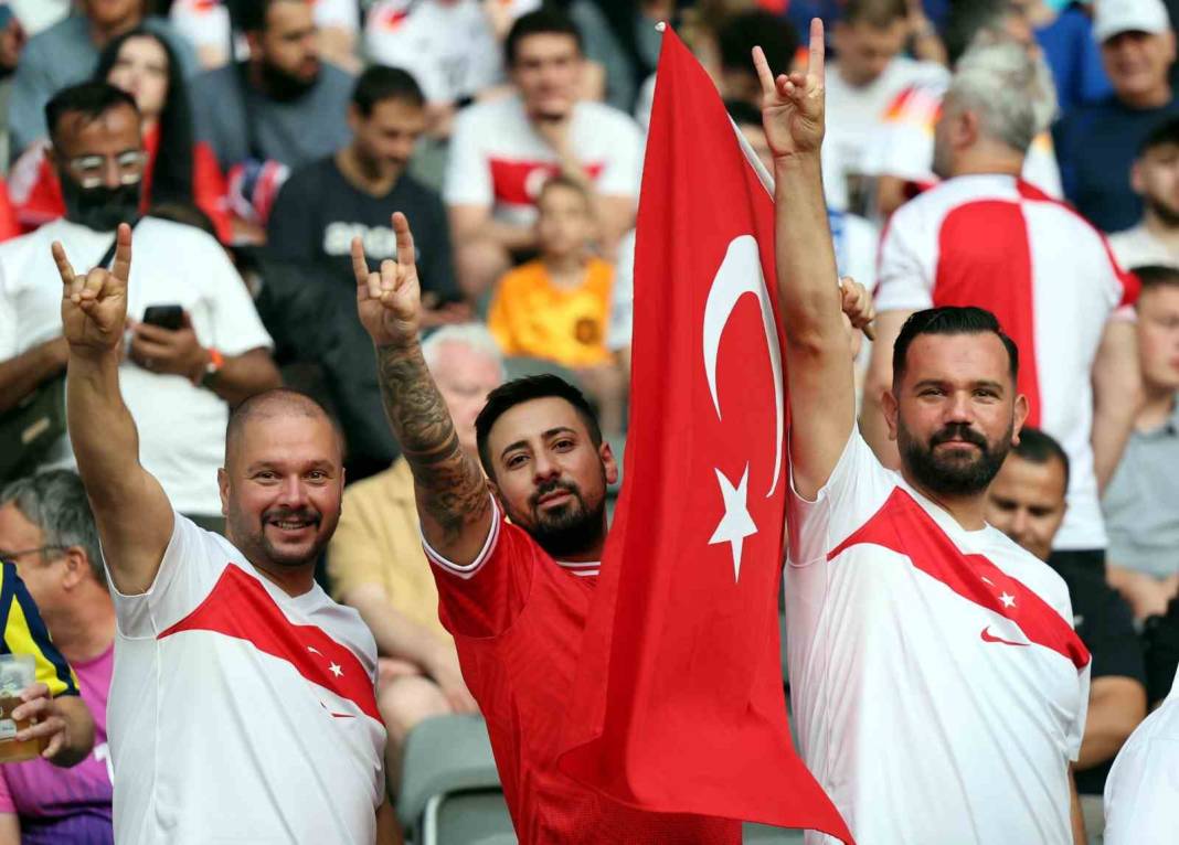 Türk taraftarlar statta UEFA'ya gereken cevabı verdi 18