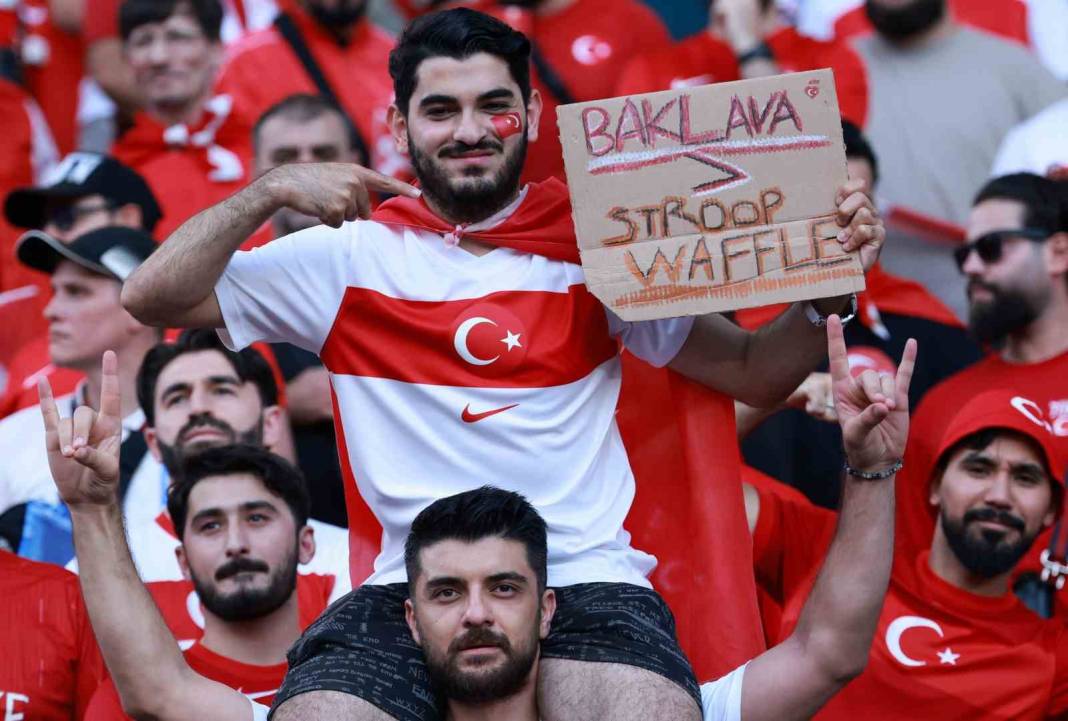 Türk taraftarlar statta UEFA'ya gereken cevabı verdi 19