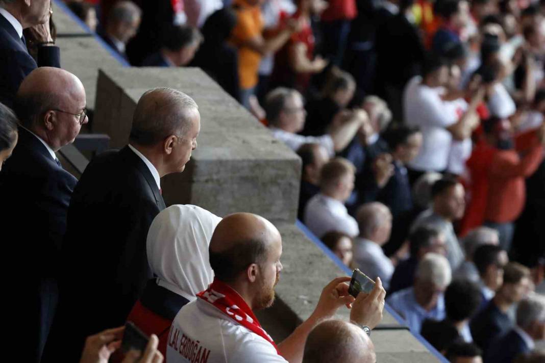 Türk taraftarlar statta UEFA'ya gereken cevabı verdi 16