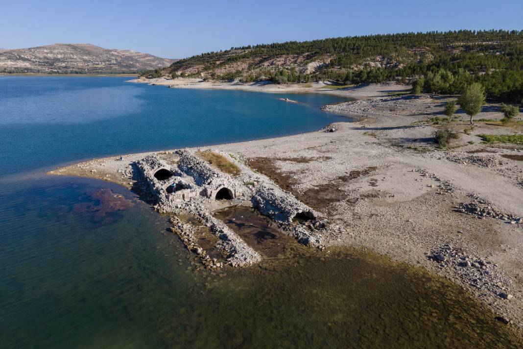 Altınapa Barajının suyu çekildi, Selçuklu hanı ortaya çıktı 3