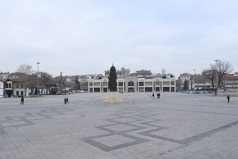 Her gün yüzlerce kişinin buluşma noktası olan Konya'nın ünlü meydanları 6