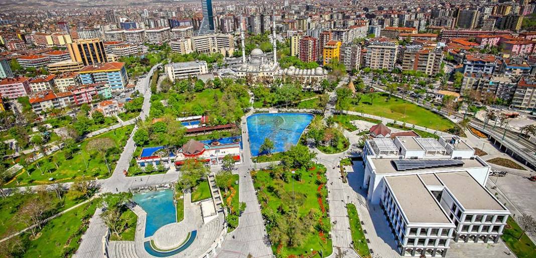 Her gün yüzlerce kişinin buluşma noktası olan Konya'nın ünlü meydanları 7