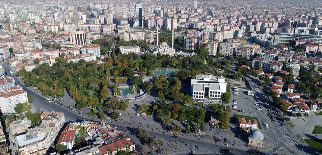 Her gün yüzlerce kişinin buluşma noktası olan Konya'nın ünlü meydanları 8