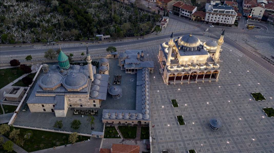 Her gün yüzlerce kişinin buluşma noktası olan Konya'nın ünlü meydanları 2