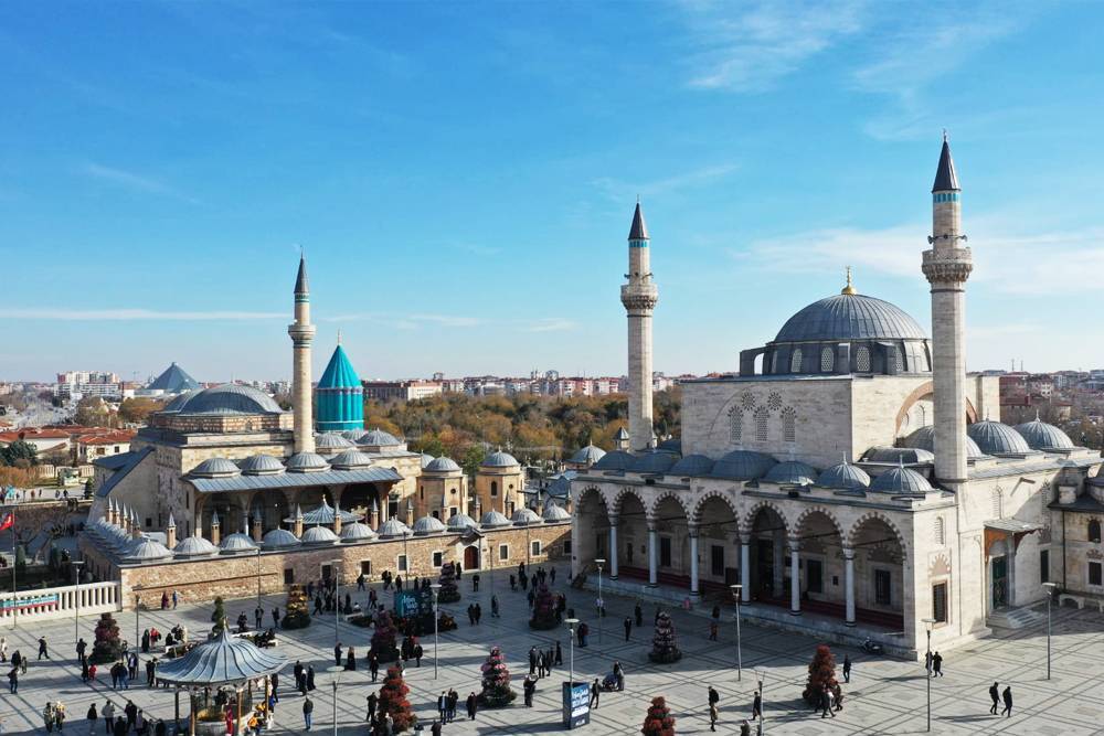 Her gün yüzlerce kişinin buluşma noktası olan Konya'nın ünlü meydanları 1