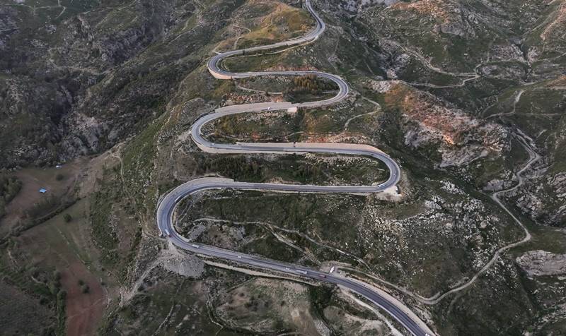 4 dakikada iklim değiştiriyor, Konya'yı Antalya'ya bağlıyor: Kıvrımlı yolu dronla görüntülendi 2