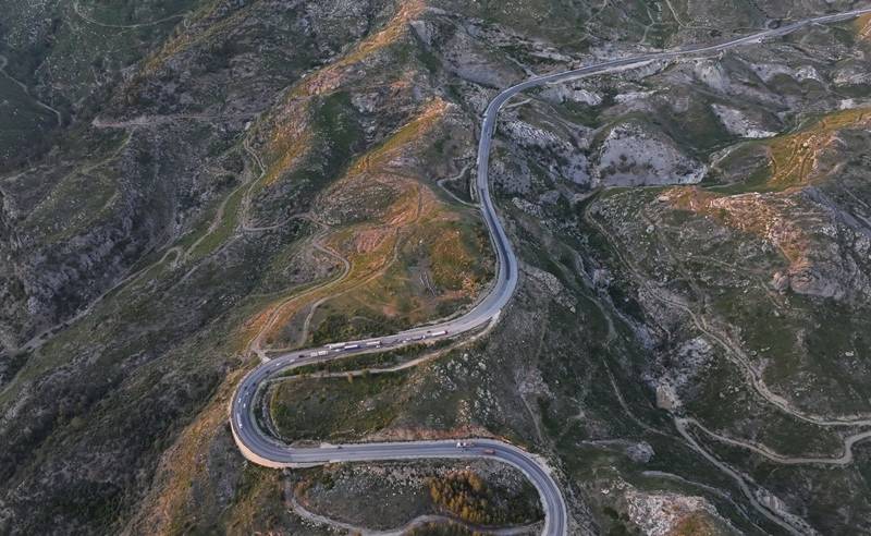 4 dakikada iklim değiştiriyor, Konya'yı Antalya'ya bağlıyor: Kıvrımlı yolu dronla görüntülendi 3